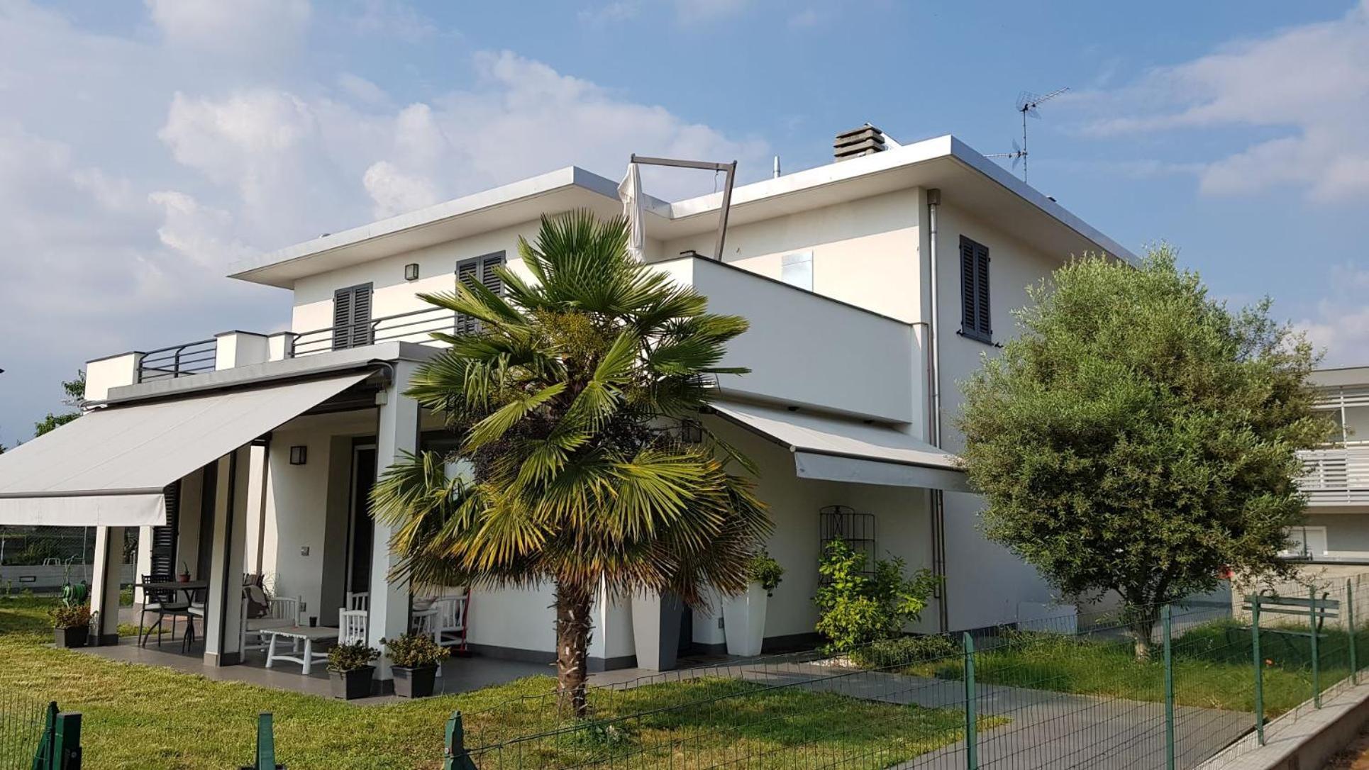 Black And White B&B Urgnano 外观 照片